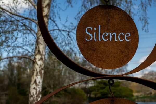 L’arte di stare zitti: quando tacere migliora la vita