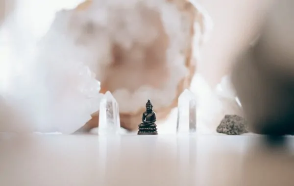 How to meditate with crystals